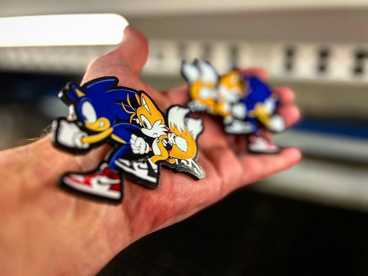Sonic/Tails Badges (2 included)